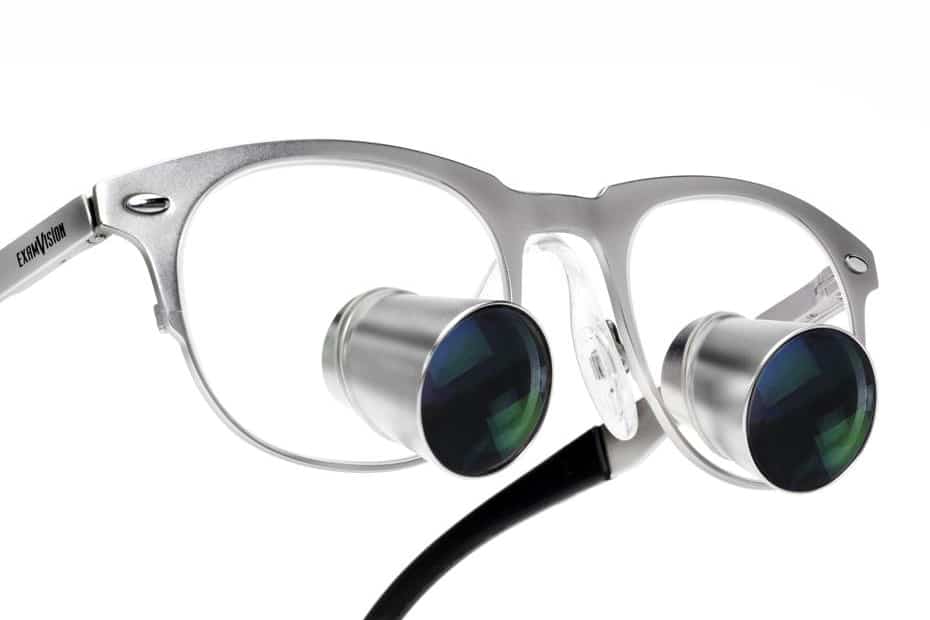 Tannlege i Kolbotn benytter lupebriller for å oppdage små tannskader – Kolbotn Tannklinikk, Follo, Nordstrand og Holmlia.