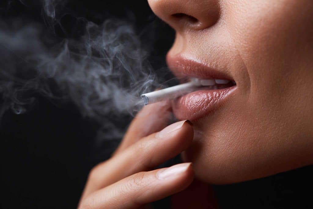 Hos Kolbotn Tannklinikk viser vi hvordan røyking kan skjule symptomer på tannkjøttsykdommer – tannleger i Kolbotn, Follo, Oppegård og Vinterbro tilbyr behandling for røykrelaterte tannskader.