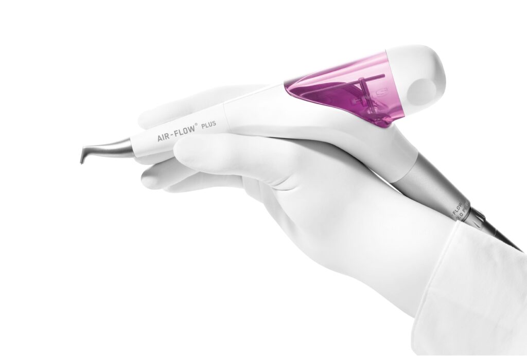 Hos Kolbotn Tannklinikk brukes Airflow høytrykkspyling til å fjerne plakk og bakterier – trygg behandling i Kolbotn, Follo og Nordstrand.