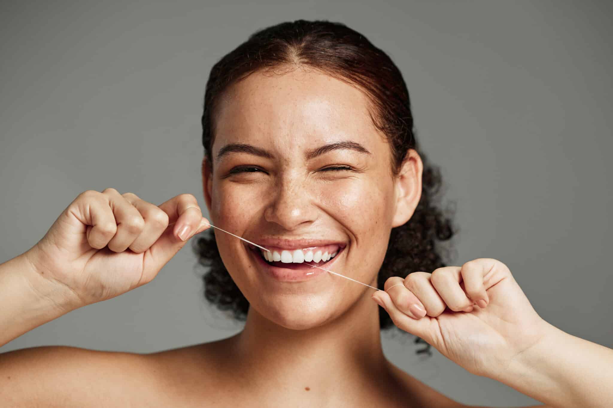 Ved Kolbotn Tannklinikk anbefales tannpuss og tanntråd daglig som forebygging mot periodontitt – råd til pasienter i Kolbotn, Follo og Myrvoll.