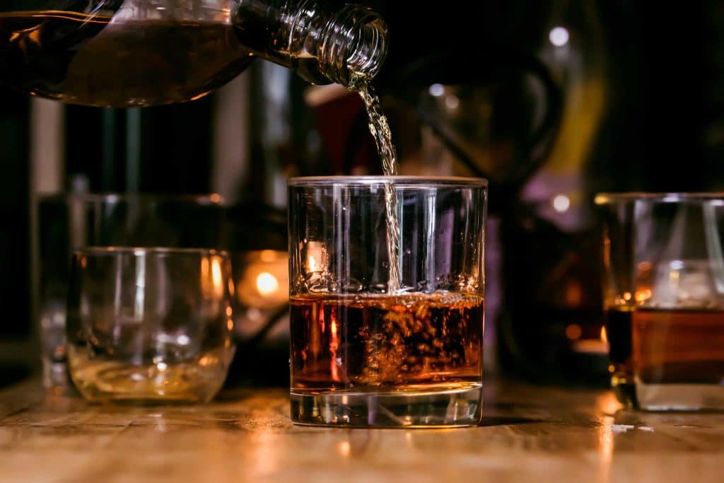 Hos Kolbotn Tannklinikk viser vi hvordan alkoholbruk kan gi syreskader, redusert spyttproduksjon og tregere tilheling – tannleger i Kolbotn, Follo, Oppegård og Vinterbro tilbyr trygg behandling.